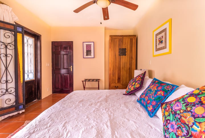 Ოთახი შეიძლება განთავსდეს ორი ერთადგილიანი საწოლით ან დიდი ზომის საწოლით