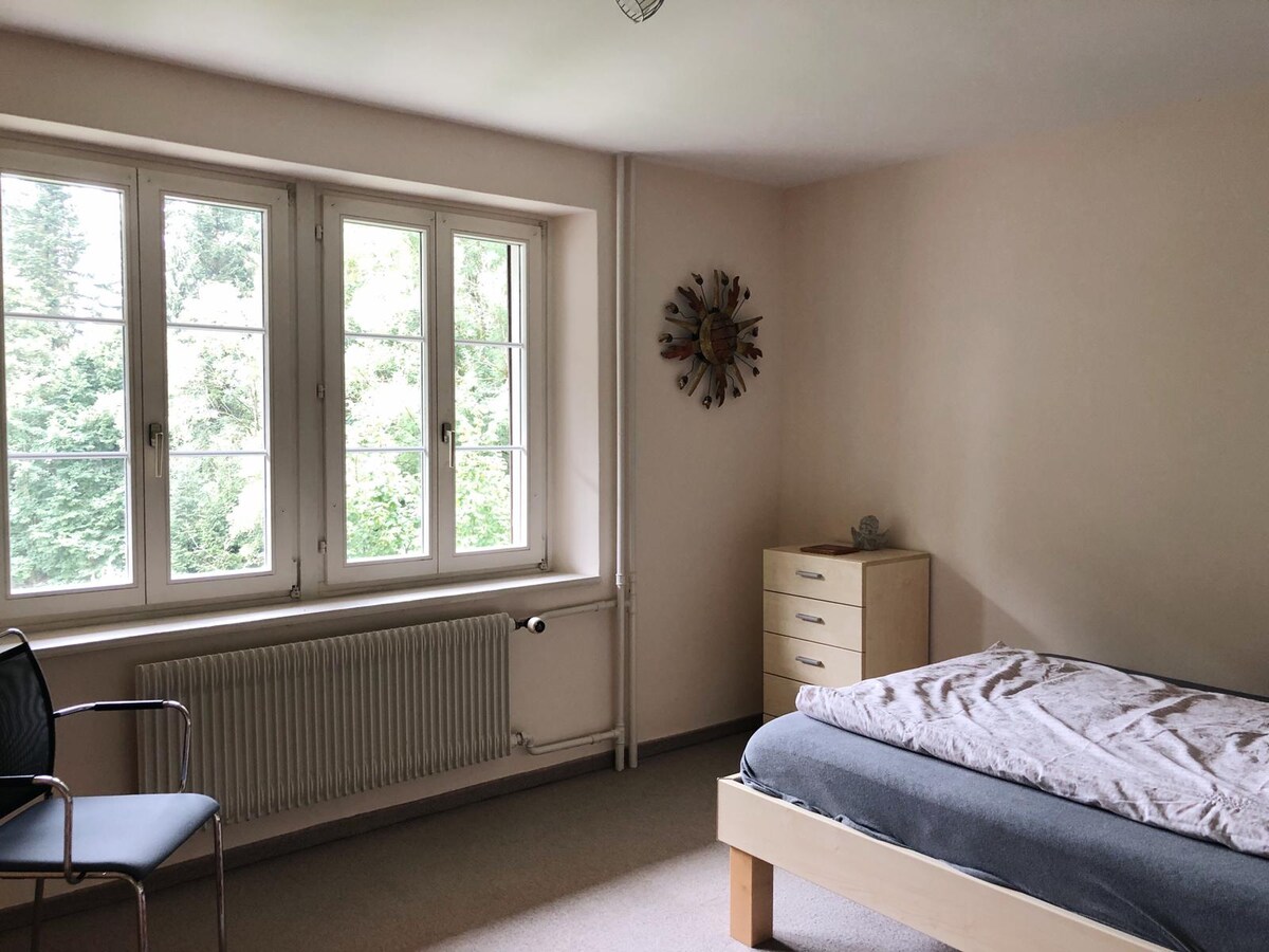 Спална соба со поглед на село