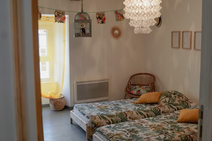 Mund të zgjedh t 'i sistemoj krevatet sipas dëshirës: 
- 3 krevate tek në dhoma tropikale dhe me lule (d.m.th. 6 krevate tek)
- ose deri në 3 krevate dopio (2 në një dhe 1 në tjetrin duke rregulluar krevatet së bashku)