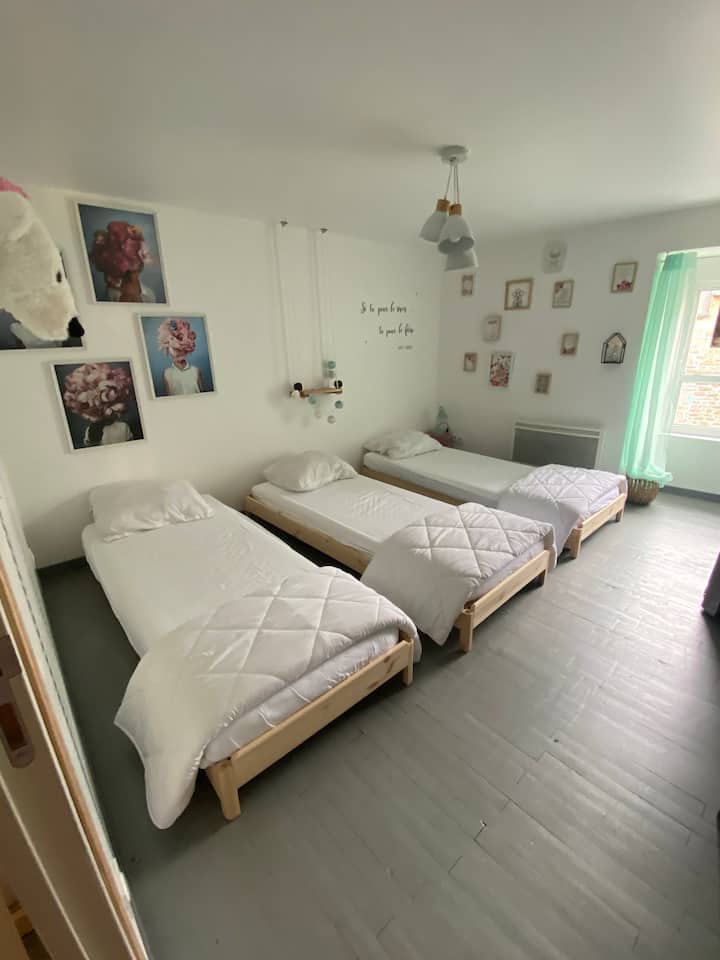 Mund të zgjedh t 'i sistemoj krevatet sipas dëshirës: 
- 3 krevate tek në dhoma tropikale dhe me lule (d.m.th. 6 krevate tek)
- ose deri në 3 krevate dopio (2 në një dhe 1 në tjetrin duke rregulluar krevatet së bashku)