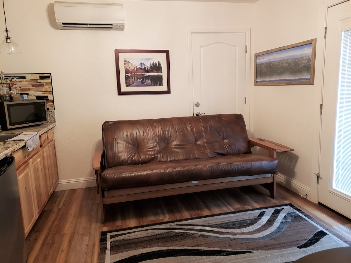 Futónový  gauč v izbe navyše.