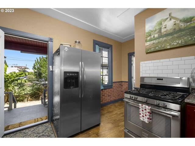 Centrally located house for large group gallery image 5