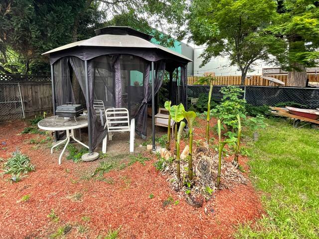 Centrally located house for large group gallery image 3