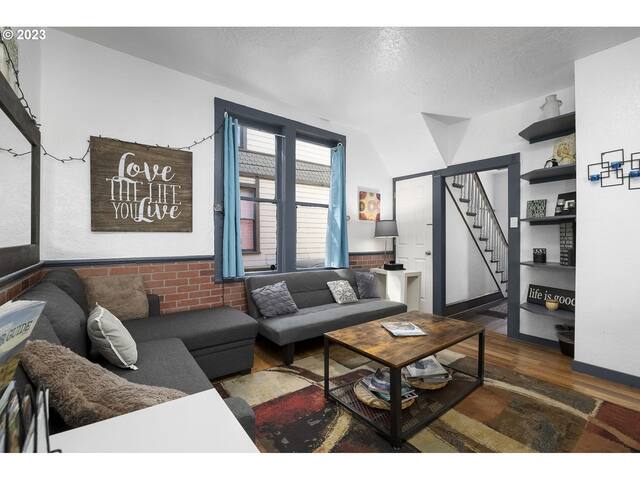 Centrally located house for large group gallery image 2