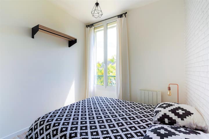 Chumba chako kilicho na kitanda cha watu wawili katika mtindo safi wa viwandani!