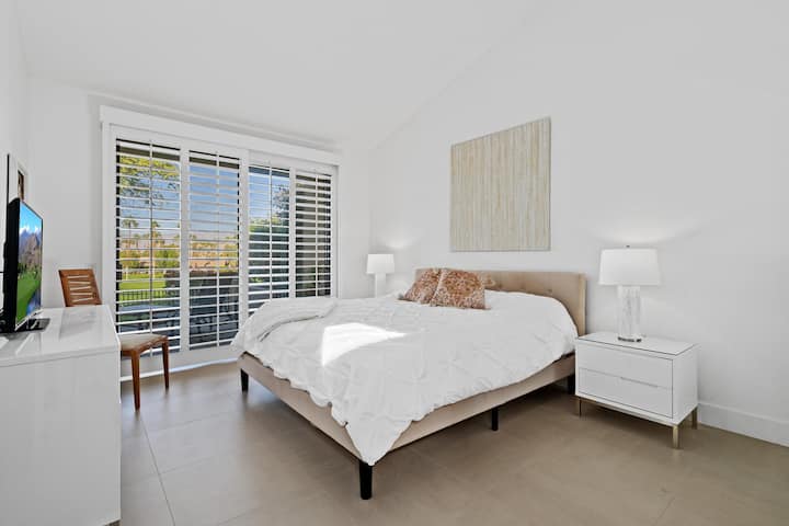 Amplio dormitorio principal con vistas al campo de golf y a las montañas más allá