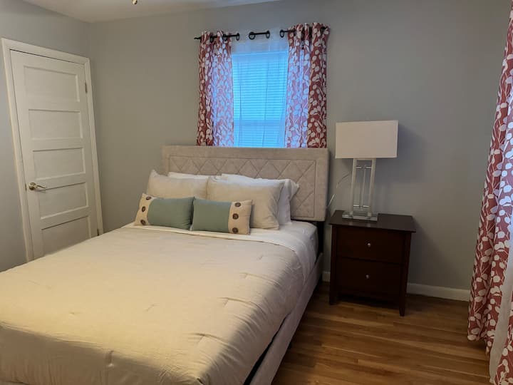 Krevat dopio "queen" në katin e parë