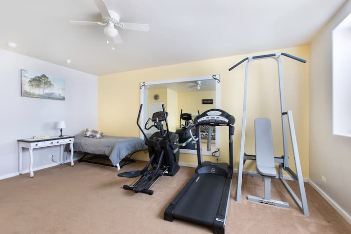 Helles und einladendes Schlafzimmer im Erdgeschoss mit Einzelbett…perfekt für diejenigen, die Privatsphäre und die Möglichkeit schätzen, einen erstaunlichen Kraft-/Trainingsraum zu nutzen. 