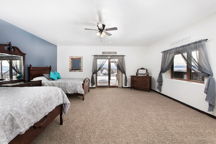 Einzigartig großes Schlafzimmer mit riesigem begehbarem Kleiderschrank und direktem Zugang zur Terrasse und zum Whirlpool auf der unteren Ebene. Sehr komfortabel und ruhig. 