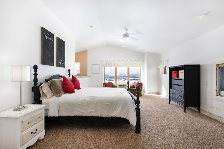 Extra große Master-Suite auf der oberen Etage mit großer Dusche und Badewanne in einem privaten Badezimmer, einem Sitzbereich, um die Sonnenuntergänge und den Blick auf die Berge/das Tal zu genießen, und viel Platz, um sich bequem auszubreiten. 