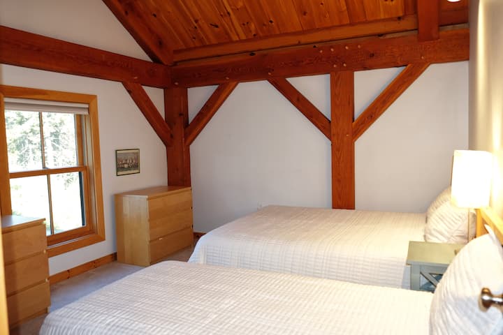 二楼卧室（ 4号卧室）配备标准双人床和双人床。