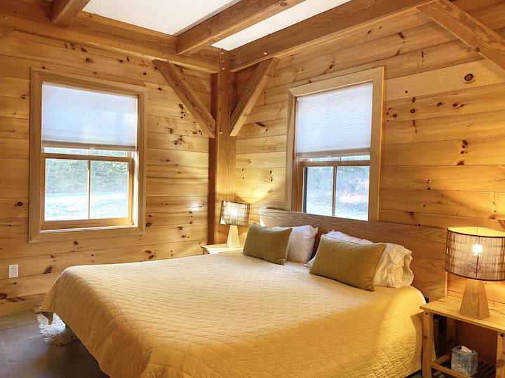 一楼的客房设有2米宽双人床，房间对面有独立卫生间。