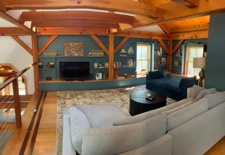 楼上两间卧室外的二楼阁楼区域。