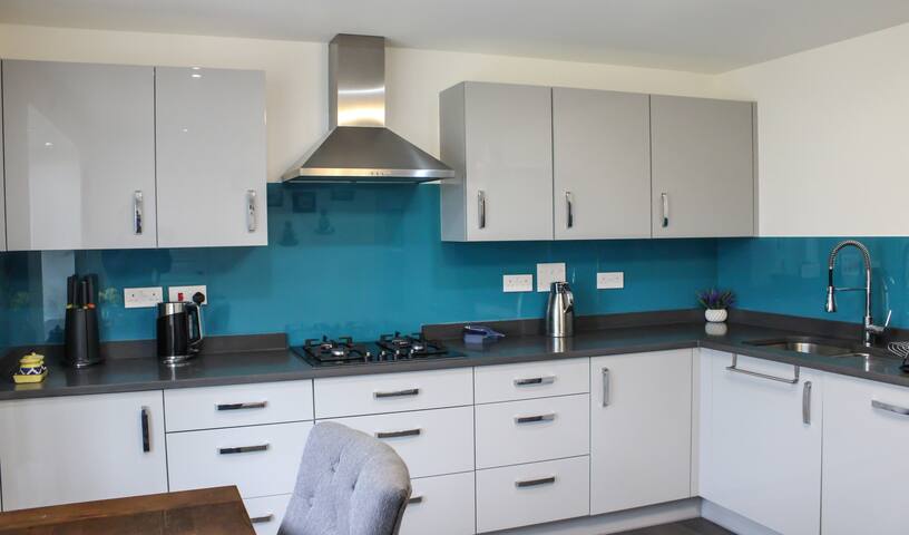 4 Bedroom House with Garden/Parking(Near Airport) gallery image 3