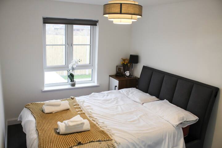 4 Bedroom House with Garden/Parking(Near Airport) gallery image 2