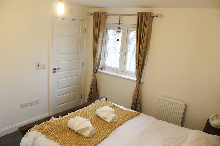 4 Bedroom House with Garden/Parking(Near Airport) gallery image 4