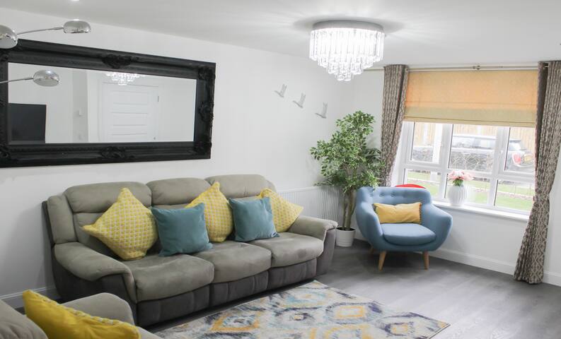 4 Bedroom House with Garden/Parking(Near Airport) gallery image 5