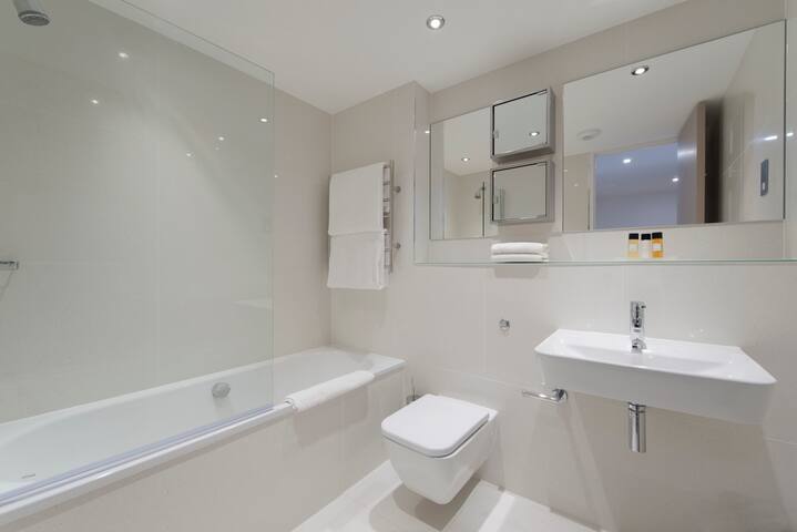 Luxury Two Bed Serviced Apartment – 24/7 Reception gallery image 2
