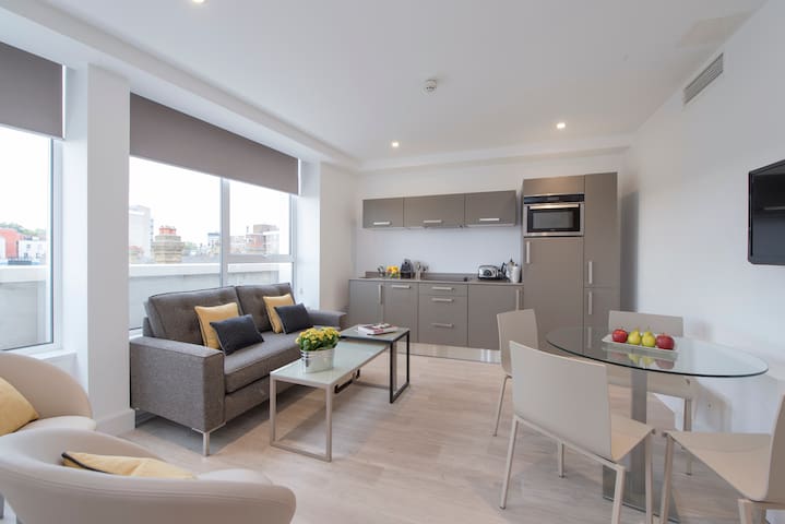 Luxury Two Bed Serviced Apartment – 24/7 Reception