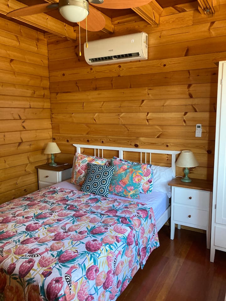 Aire acondicionado instalado desde agosto 2023 en el cuarto de abajo. Las 3 habitaciones ahora tienen aire acondicionado propio. 
