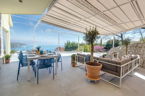 Villa: heatable infinity pool, garden, sea view