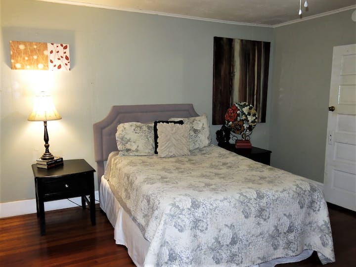 Მთავარი საძინებელი ტელევიზორით