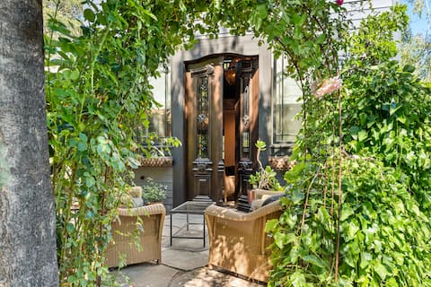 Private Lofted Downtown Studio