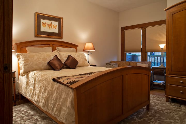 חדר Cayuse - גוונים חמים ומרגיעים, מיטת קווין סייז ומאוד נוח.