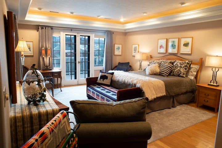 חדר שקיעה - חדר מרווח גדול עם ארון כפול, מיטת קינג סייז ופתח את הדלתות הצרפתיות למרפסת המשקיפה על גן הסלע והפאטיו.