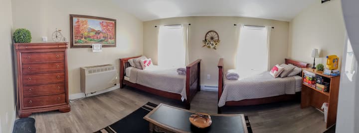 Mixed use space with 2 twin beds/washer dryer