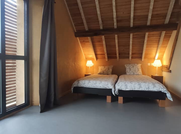 Dormitorio 2 arriba
2 camas de 80x200 visibles en la foto separables o pueden formar 1 cama de 160x200
+ 1 cama  80 x 200 no visible en esta foto