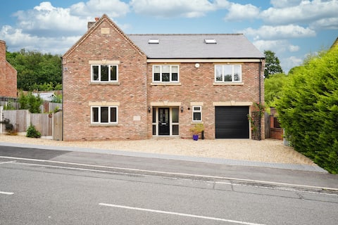 SpaPartyHome with Hottub, Sauna, BBQ & Pool Table