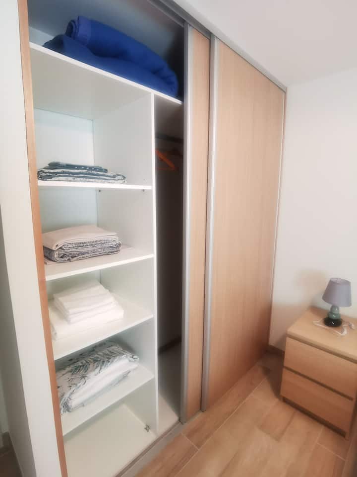 armario de almacenamiento y armario en cada habitación