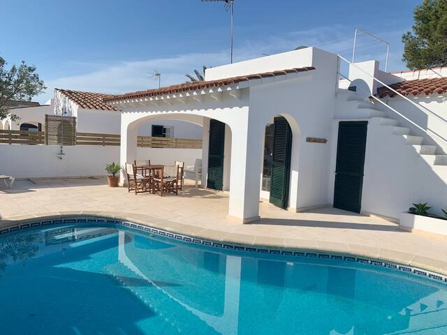 Villa con piscina privada a pocos metros del mar.