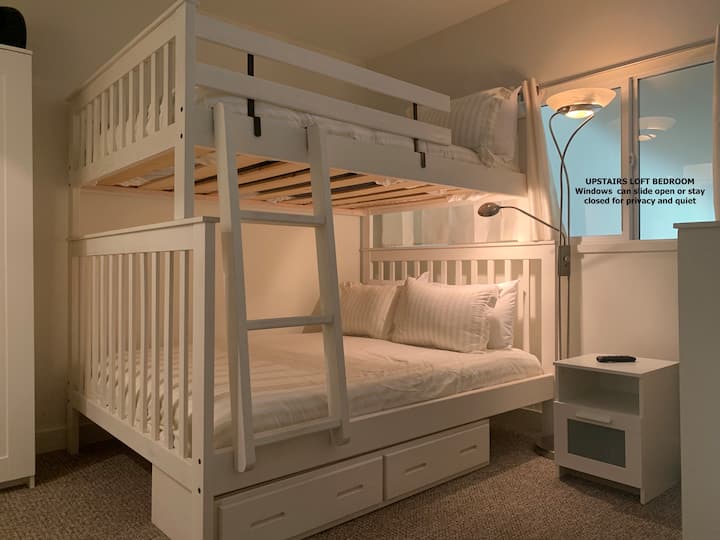  El dormitorio de arriba es el espacio tranquilo perfecto y/o para pasar el rato con los niños para ver películas.

Las escaleras a la derecha del poni se pueden cerrar con una cortina de insonorización del suelo al techo