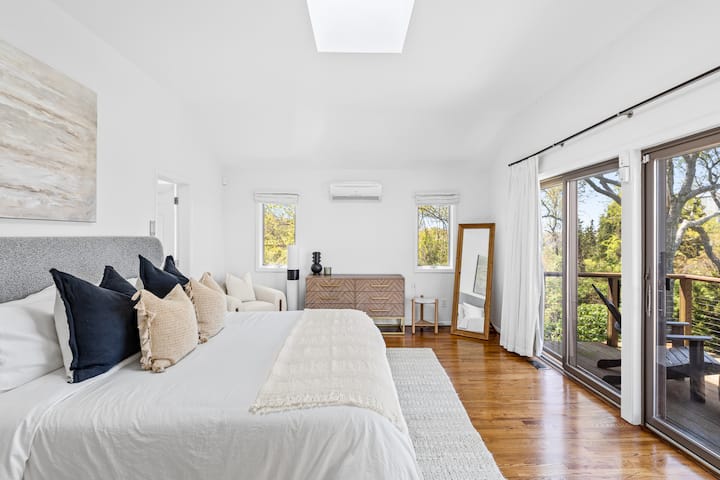 Amplio dormitorio principal con una lujosa cama tamaño king, baño privado y balcón privado con impresionantes vistas al agua. Disfruta de luz natural desde el tragaluz, asientos acogedores y acceso directo al descanso al aire libre para un refugio sereno y lujoso.