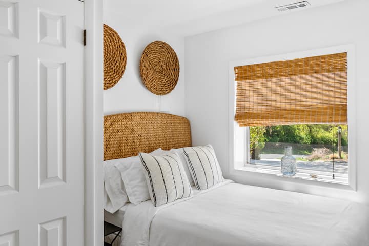 Dormitorio # 5: dormitorio moderno y elegante con una lujosa decoración natural de cama completa y detalles modernos de playa. Perfecto para noches de descanso en un entorno sereno y elegante, que ofrece comodidad y practicidad.