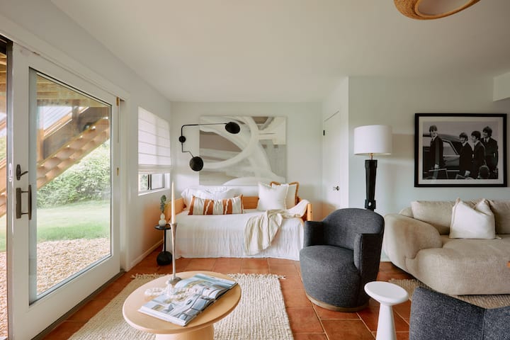 Oficina/ Den en la planta baja con cama doble y cama nido extraíble para dormir adicional con capacidad para 2 personas.  