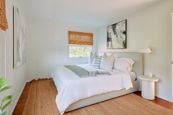 Dormitorio # 1: dormitorio moderno y elegante con una lujosa decoración natural con cama tamaño king y detalles modernos de playa. Perfecto para noches de descanso en un entorno sereno y elegante, que ofrece comodidad y practicidad.