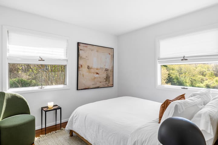 Dormitorio # 2: dormitorio moderno y elegante con una lujosa decoración natural con cama tamaño queen y detalles modernos de playa. Perfecto para noches de descanso en un entorno sereno y elegante, que ofrece comodidad y practicidad.