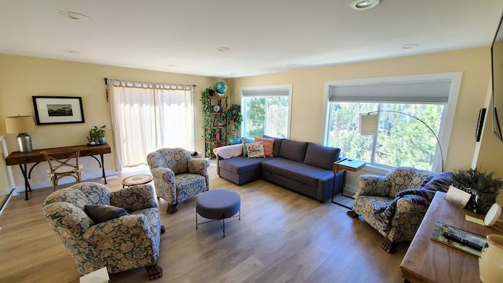 A cozy mezzanine level in the suite overlooking the mountains