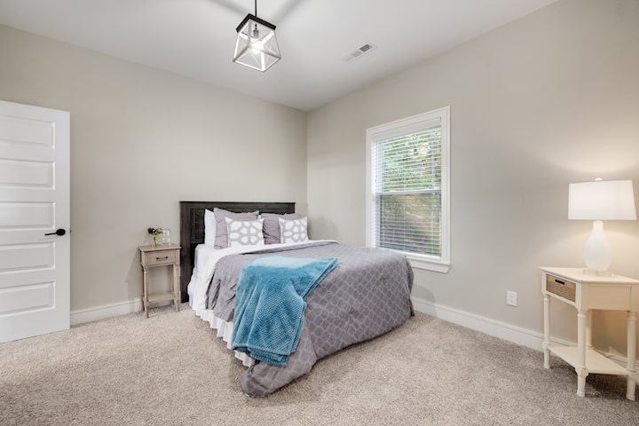 الطابق الثاني - غرفة نوم الضيف 3 - الملكة