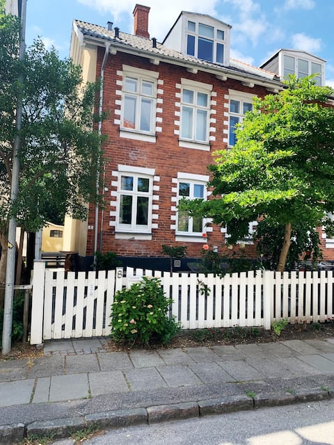 Charming studio downtown with kitchen and bath