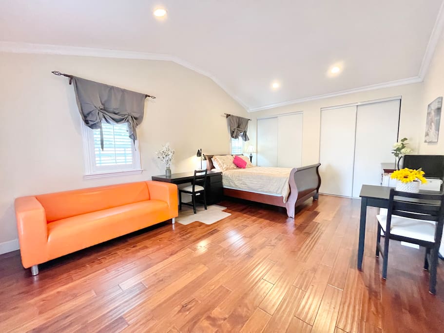 Spacious Guest Suite - Private Bath and Entrance