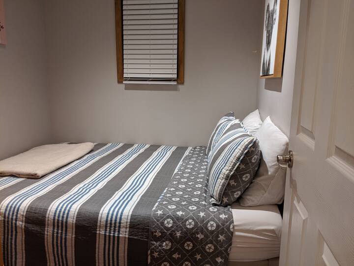 Chumba cha kulala cha kustarehesha chenye kitanda cha ukubwa wa malkia