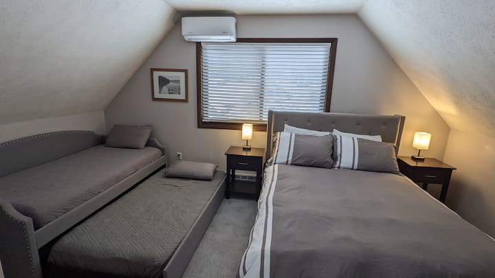 Chumba cha kulala cha ghorofa ya juu kilicho na kitanda cha pacha, kinafaa hadi ppl 4