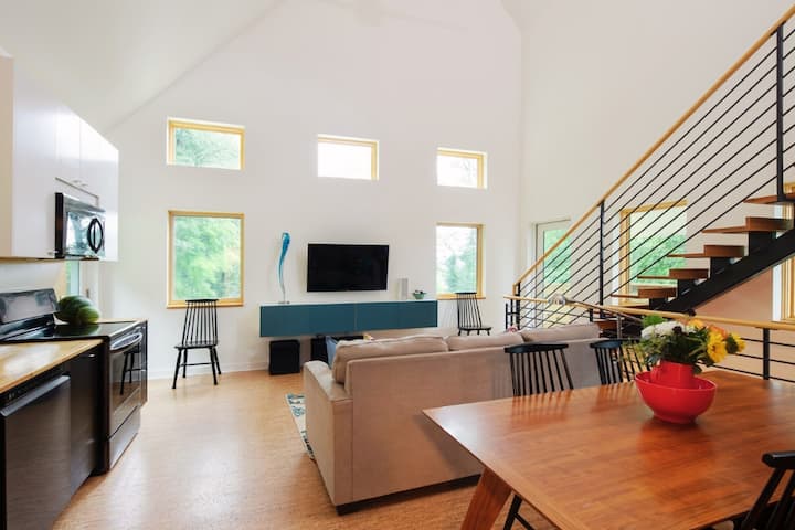 St. Elmo Oasis: Modern | Colorful | Fire Pit | 3bd - Lookout Mountain, TN