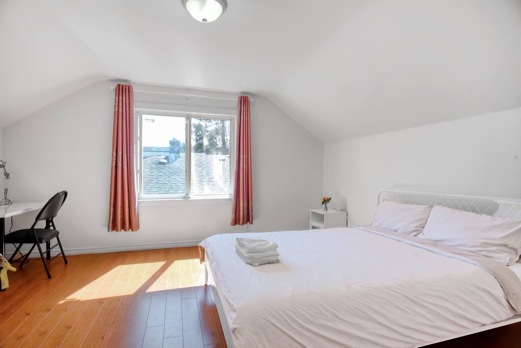 Very clean spacious & quiet unit near Skytrain R1