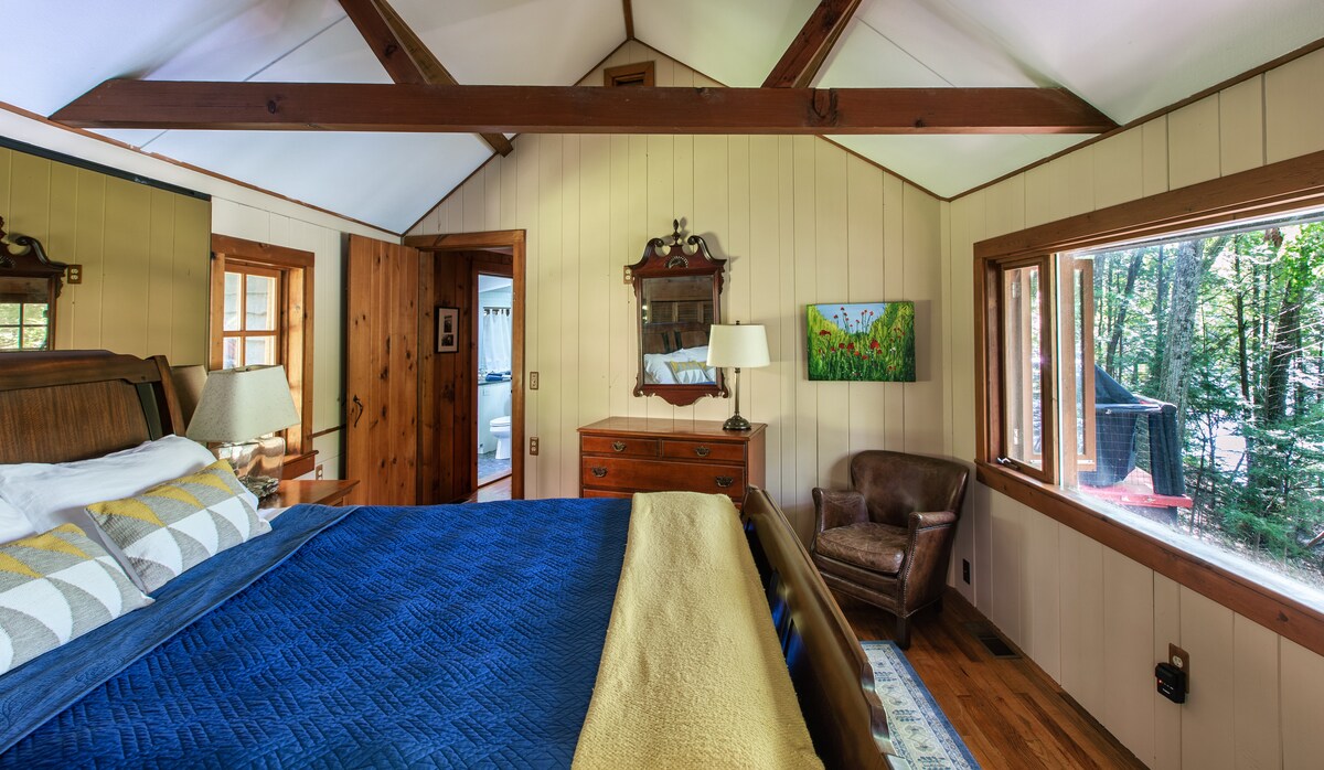 Hoofdslaapkamer met uitzicht op de rest van het huis