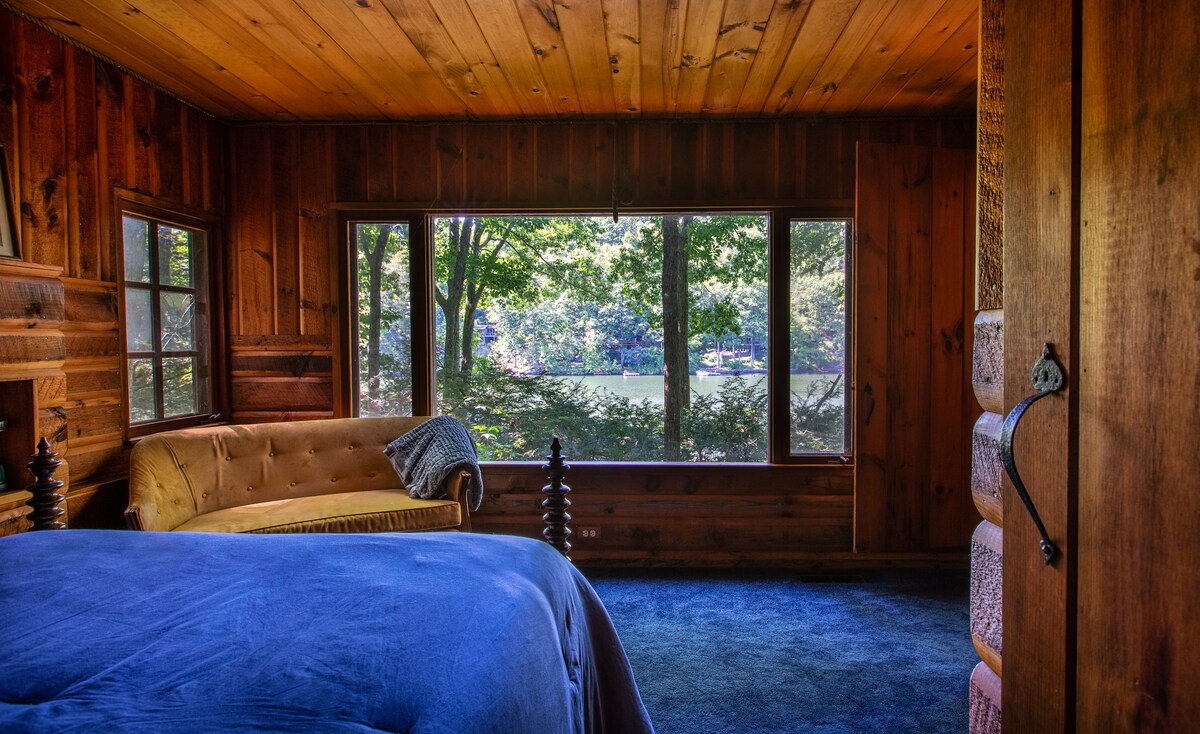 Lager slaapkamerraam met uitzicht op het meer